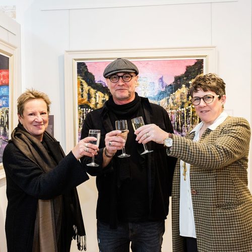 Sandy, Fenella and Mark Curryer enjoying a glass of Fizz in teh gallery